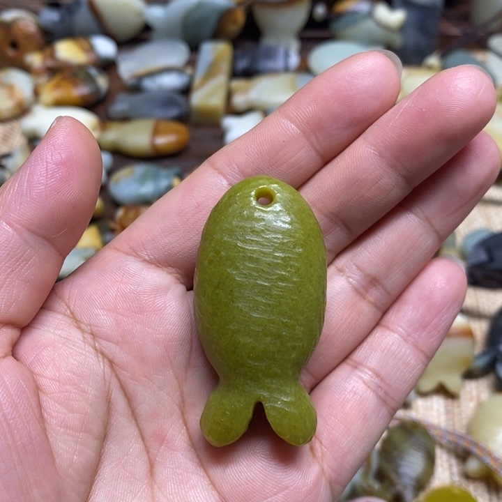 蛇纹石玉未镶嵌颈饰