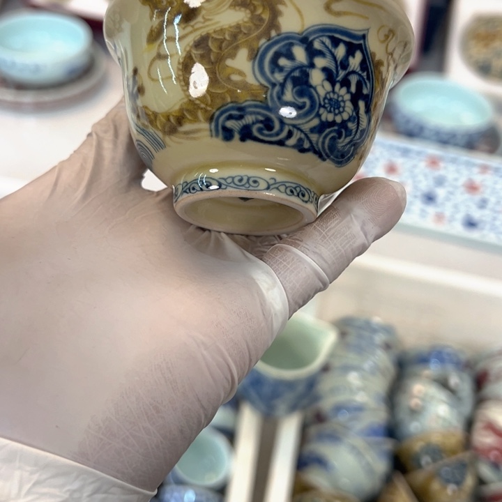 瓷片釉里金穿花龙压手杯主人杯全了