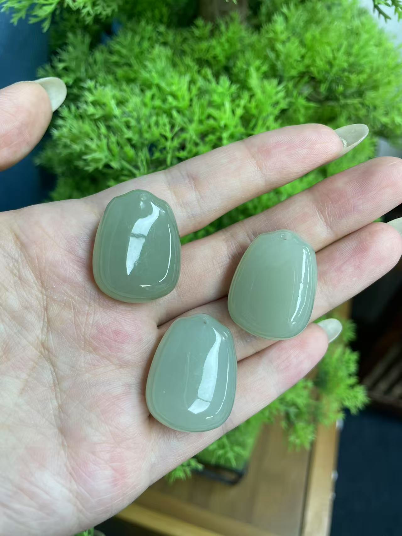 精选新疆和田玉精品高冰晴水无事牌扣吊坠多样性发货拍一发一