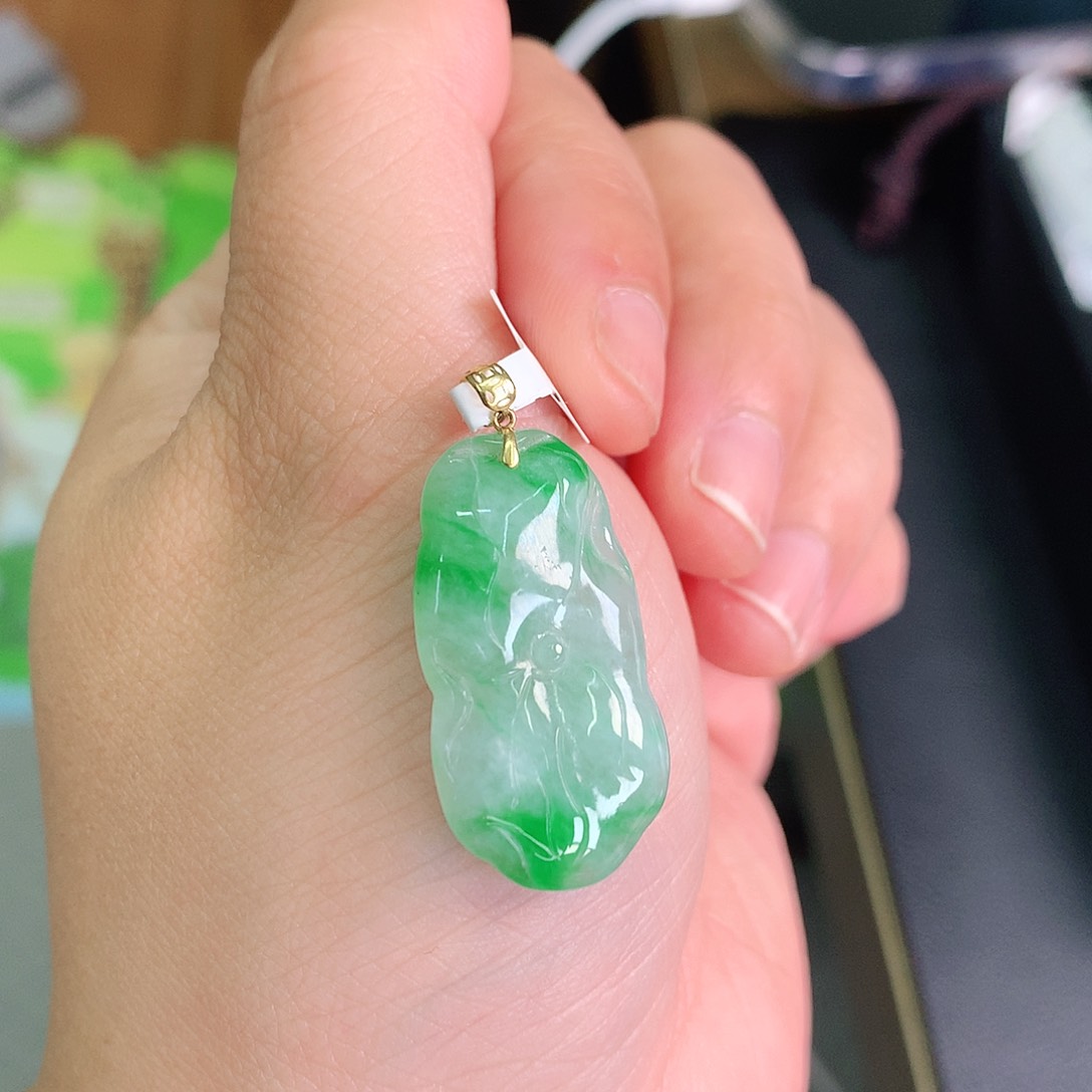 翡翠颈饰18K金镶嵌飘绿荷叶