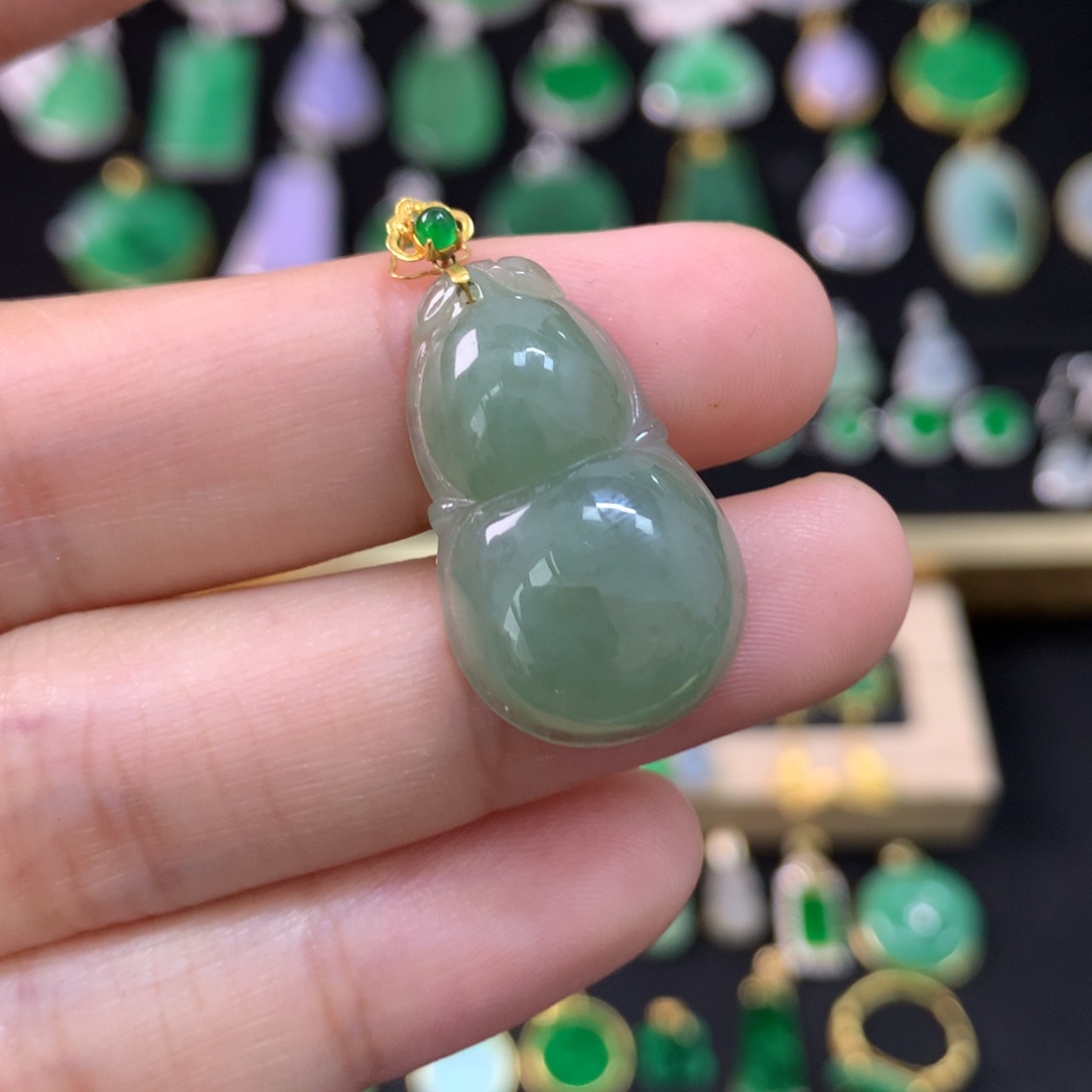 翡翠18K金镶嵌颈饰葫芦