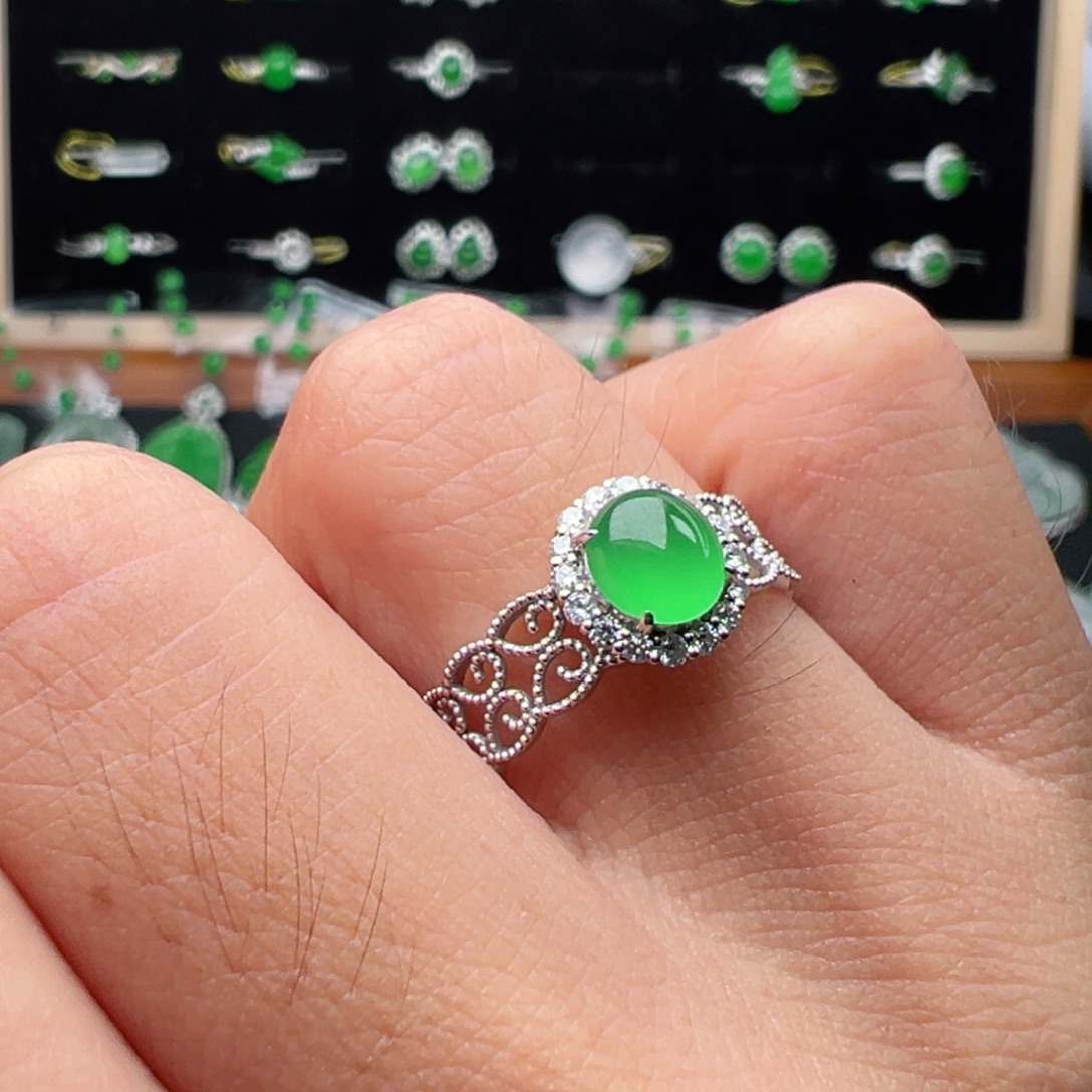 18K金镶嵌戒指翡翠蛋面6.3