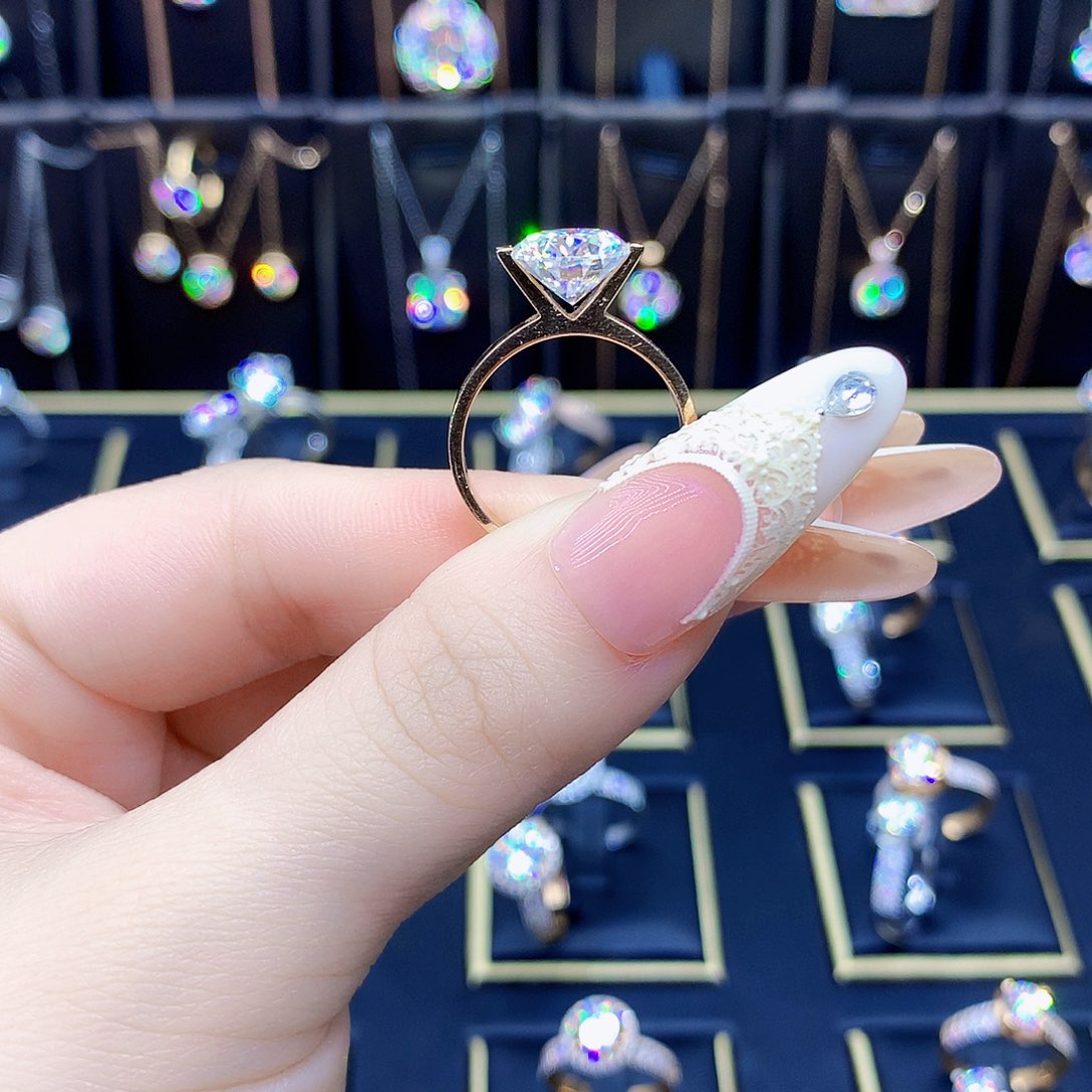 18K金镶嵌合成碳硅石（莫桑石）戒指/指环颜*颜