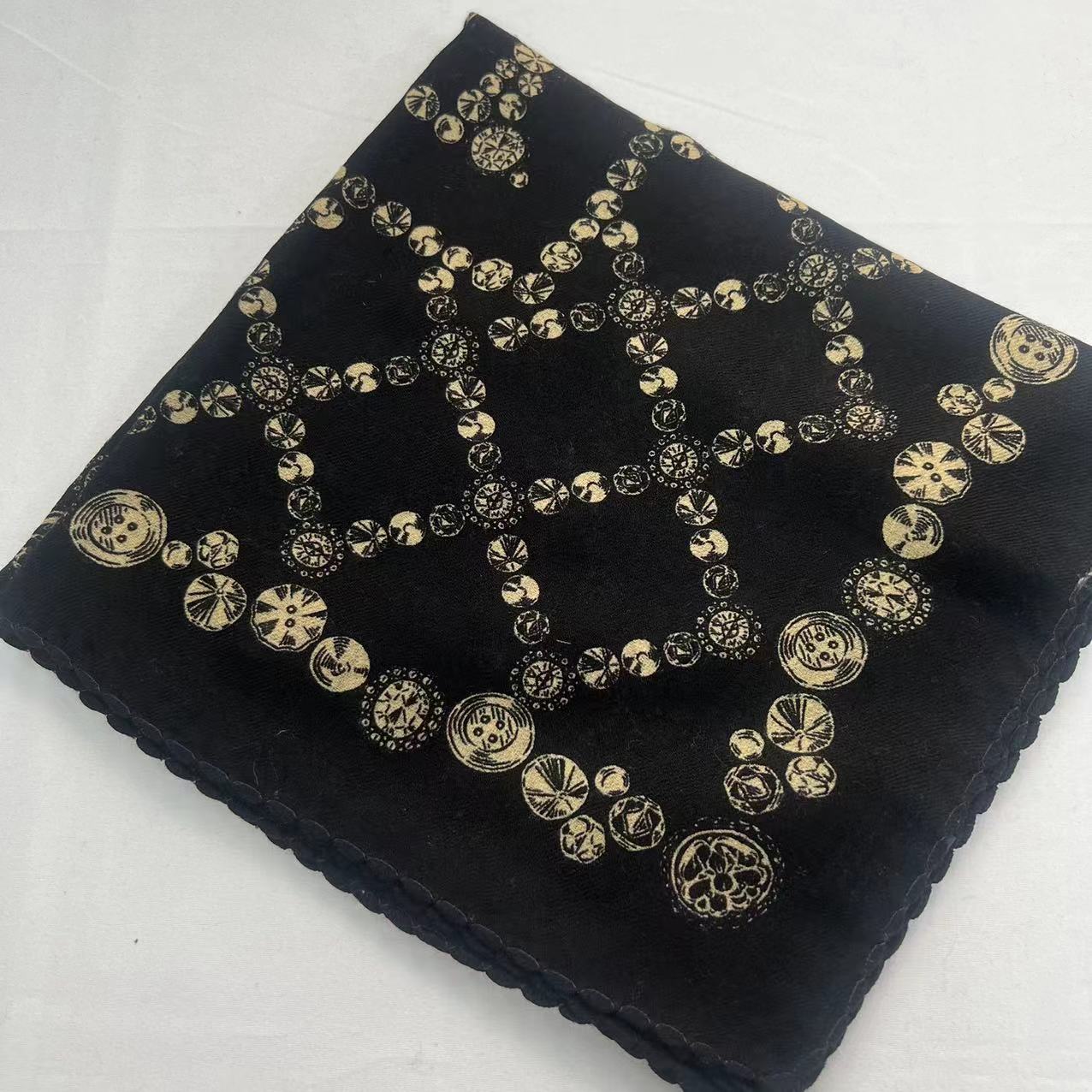 1米羊绒蕾丝边方巾-黑边钱币 95cm丝巾