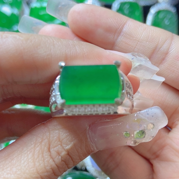 翡翠颈饰未镶嵌           19。 