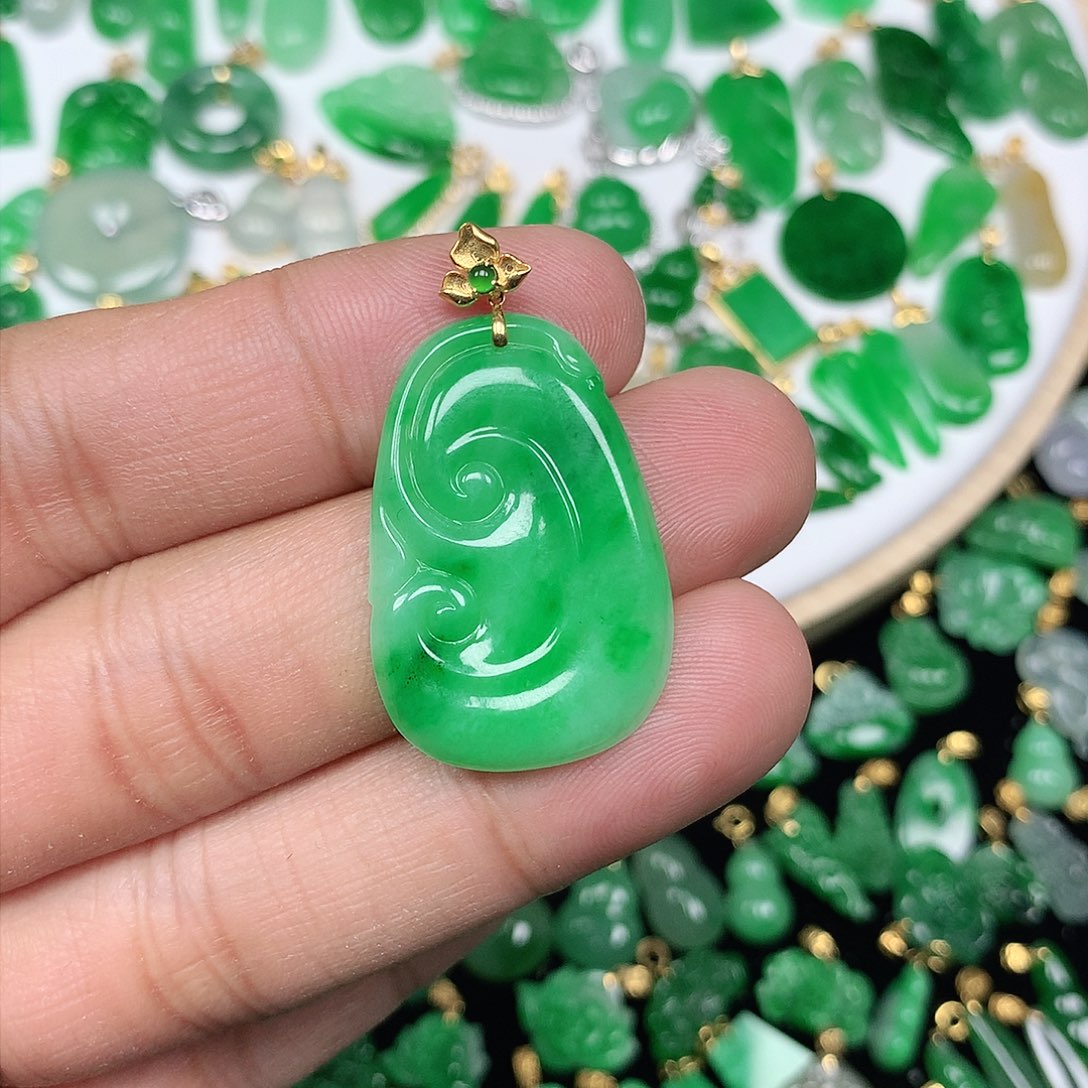 翡翠颈饰18K金镶嵌夏*精美飘阳绿大如意