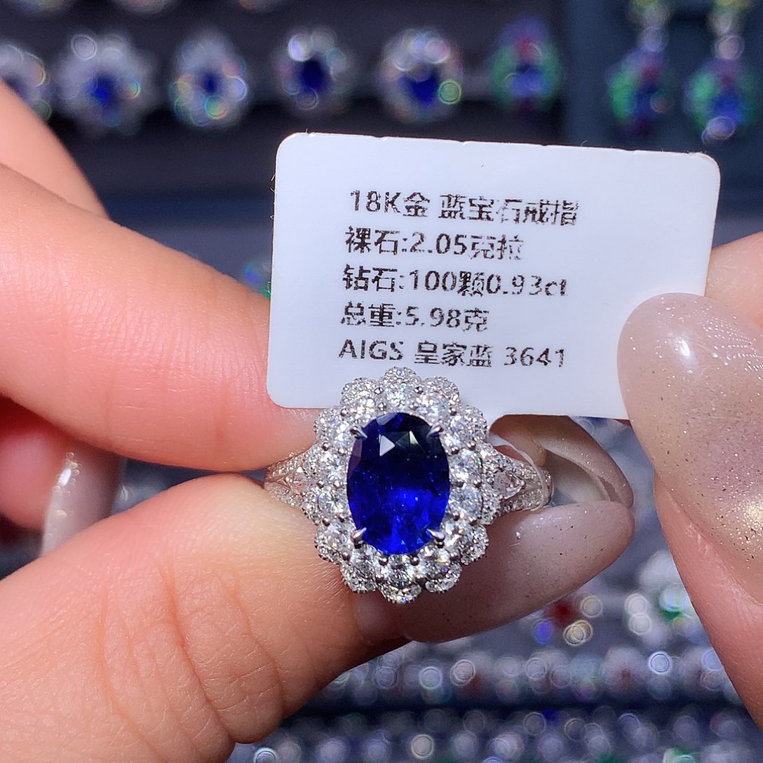 18K金镶嵌蓝宝石戒指