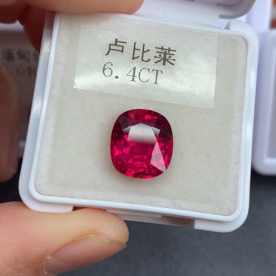 红色碧玺6.4克拉裸石未镶嵌