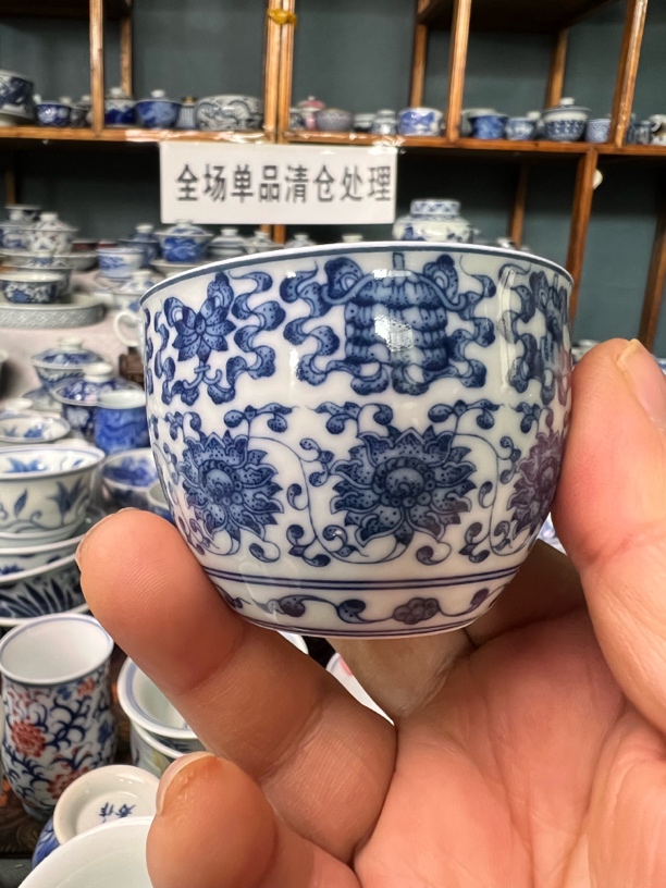 景德镇青花八宝缠枝莲龙蛋杯。容量65 c