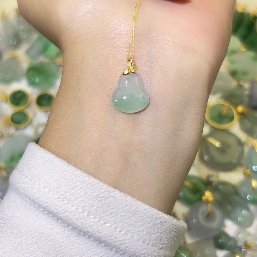 翡翠18K金镶嵌颈饰葫芦