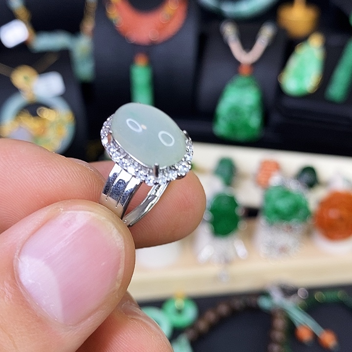 翡翠未镶嵌颈饰戒指