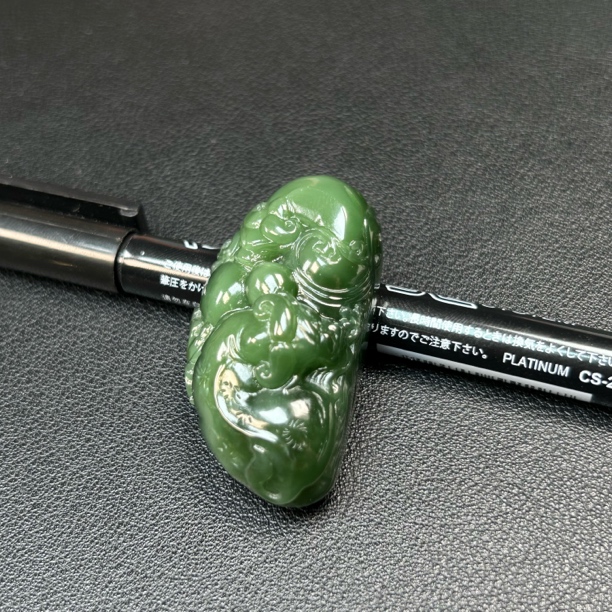 俄罗斯碧玉和田玉碧玉牛气冲天挂件吊坠