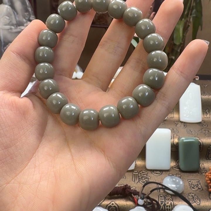 而***年和田玉未镶嵌手链