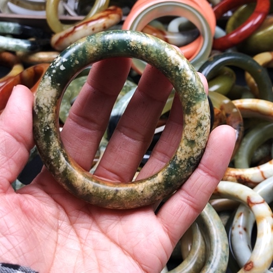 蛇纹石玉手镯未镶嵌迷****