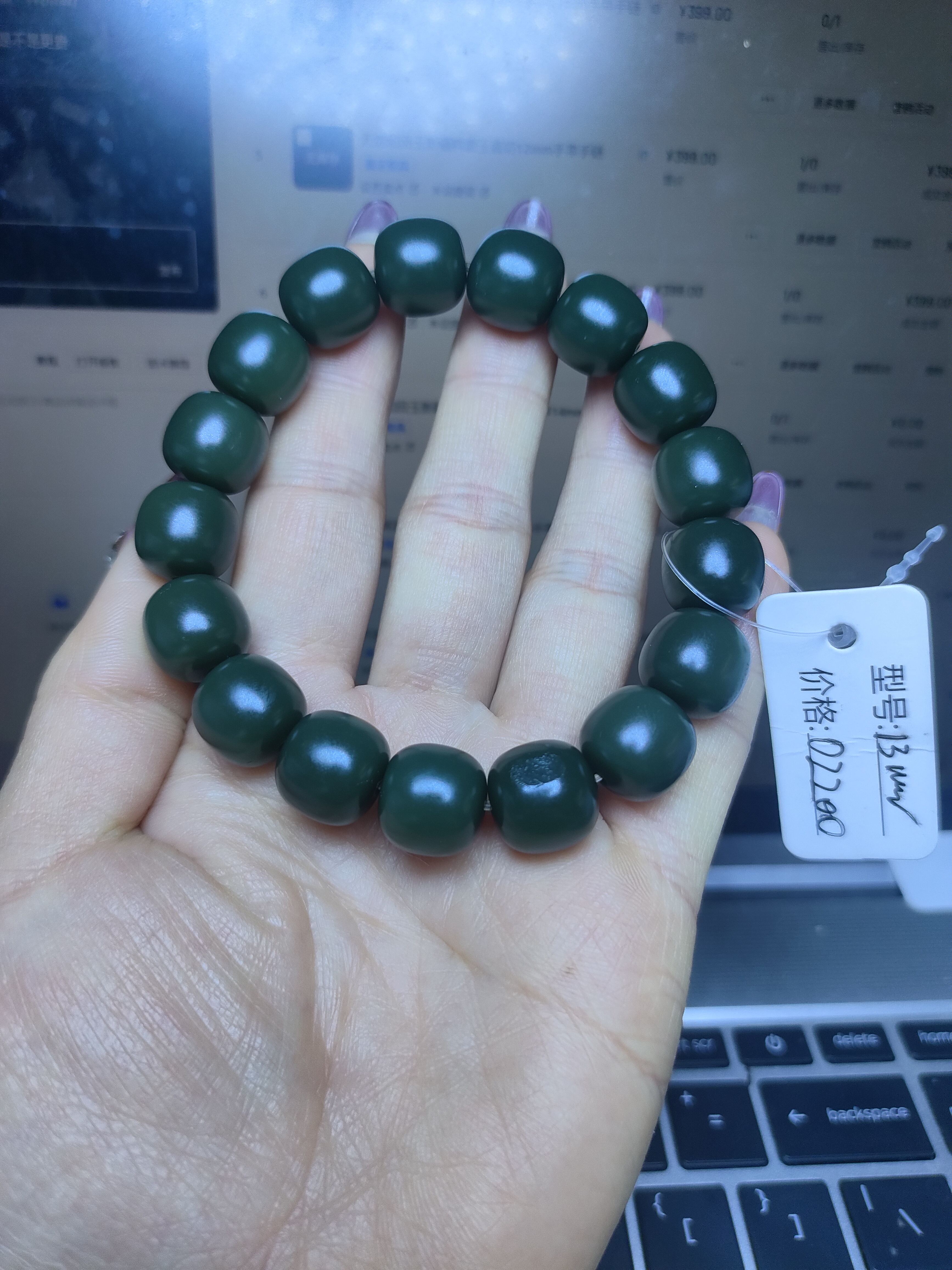 天然和田玉新疆料沙枣青军绿色老邢13mm手串手链