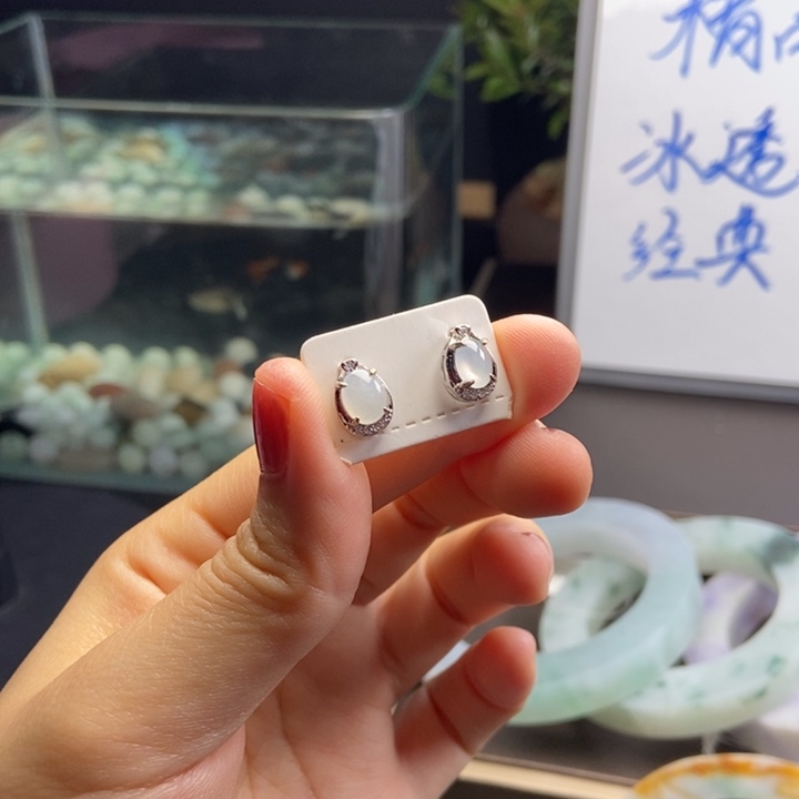 翡翠耳饰未镶嵌翡翠