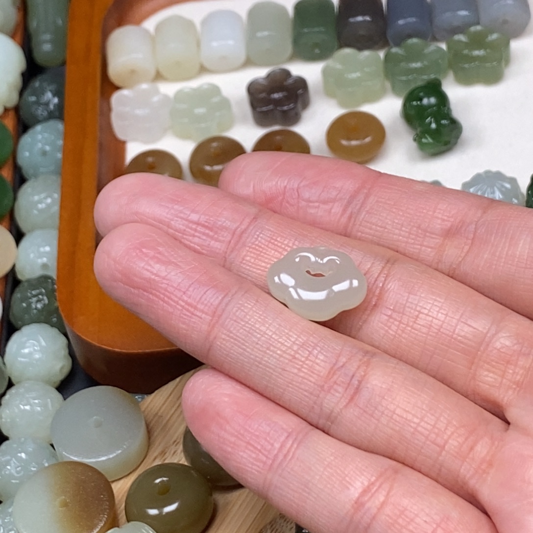 斌***斌和田玉未镶嵌颈饰