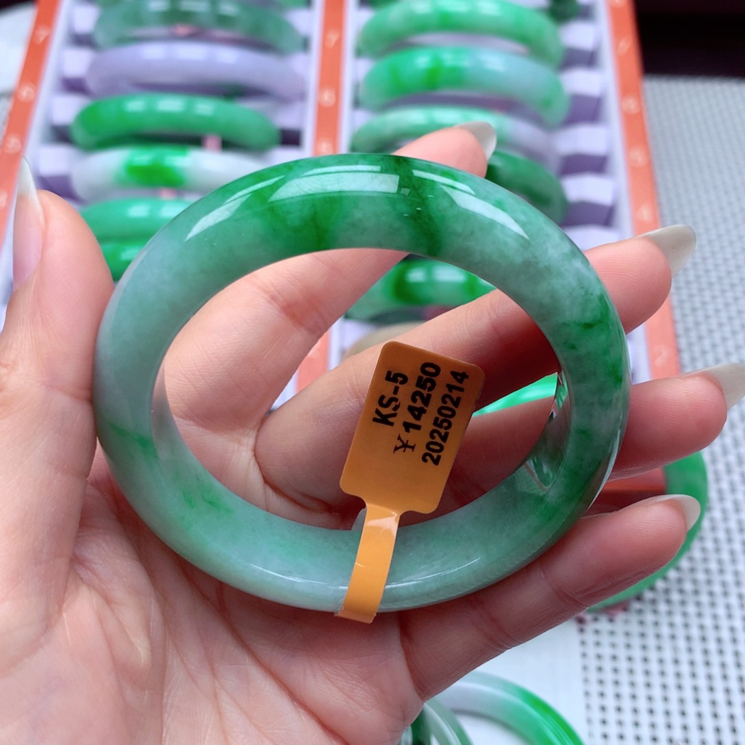 翡翠手镯未镶嵌翡翠
