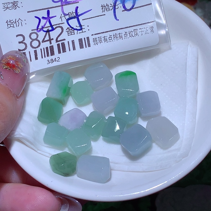 炎***姐翡翠未镶嵌颈饰在