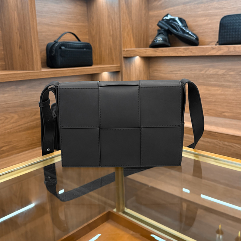 BV秋冬真皮小方块编织男士单肩包新款时尚简约大气翻盖斜挎包