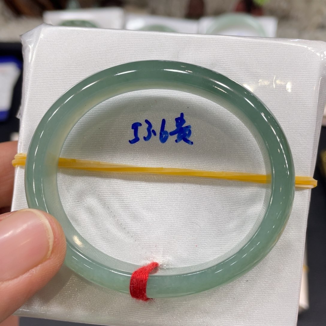 翡翠手镯未镶嵌翡翠