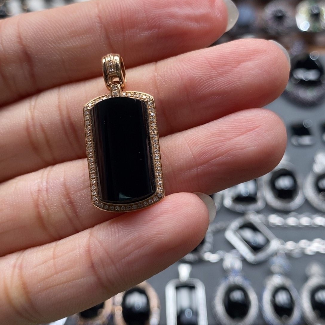 颈饰18K金镶嵌翡翠墨翠