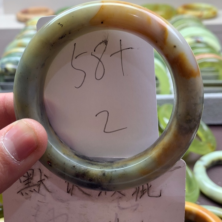 蛇纹石玉手镯未镶嵌