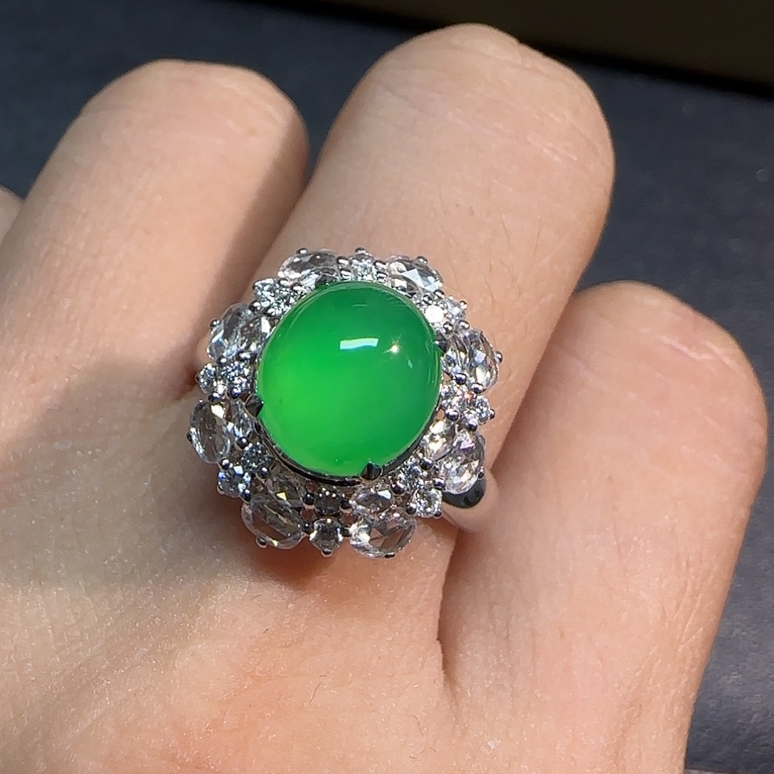 翡翠18K金镶嵌戒指蛋面