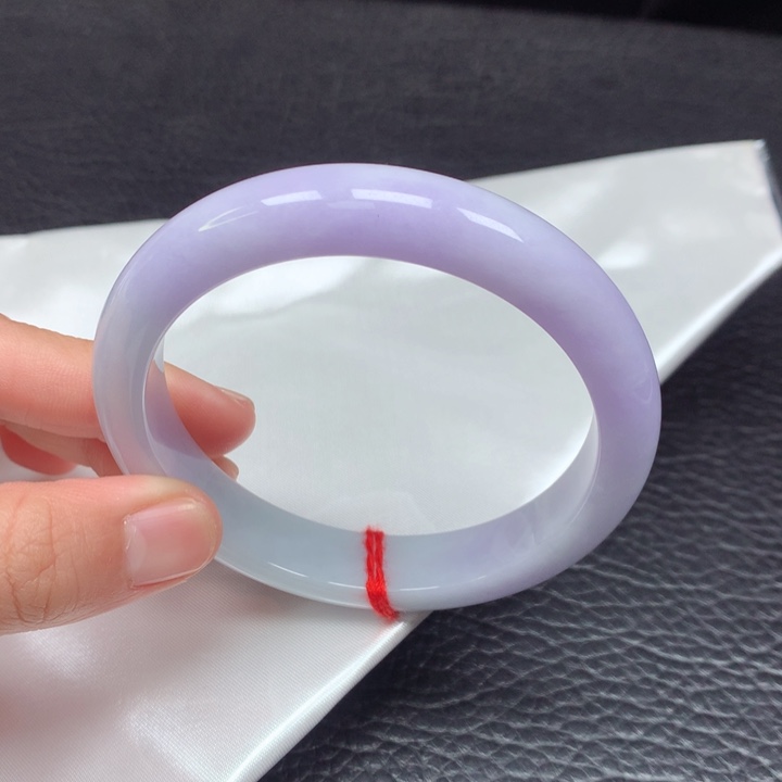 翡翠手镯未镶嵌。