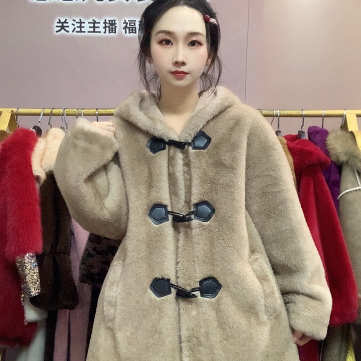 浅咖色牛角扣短外套