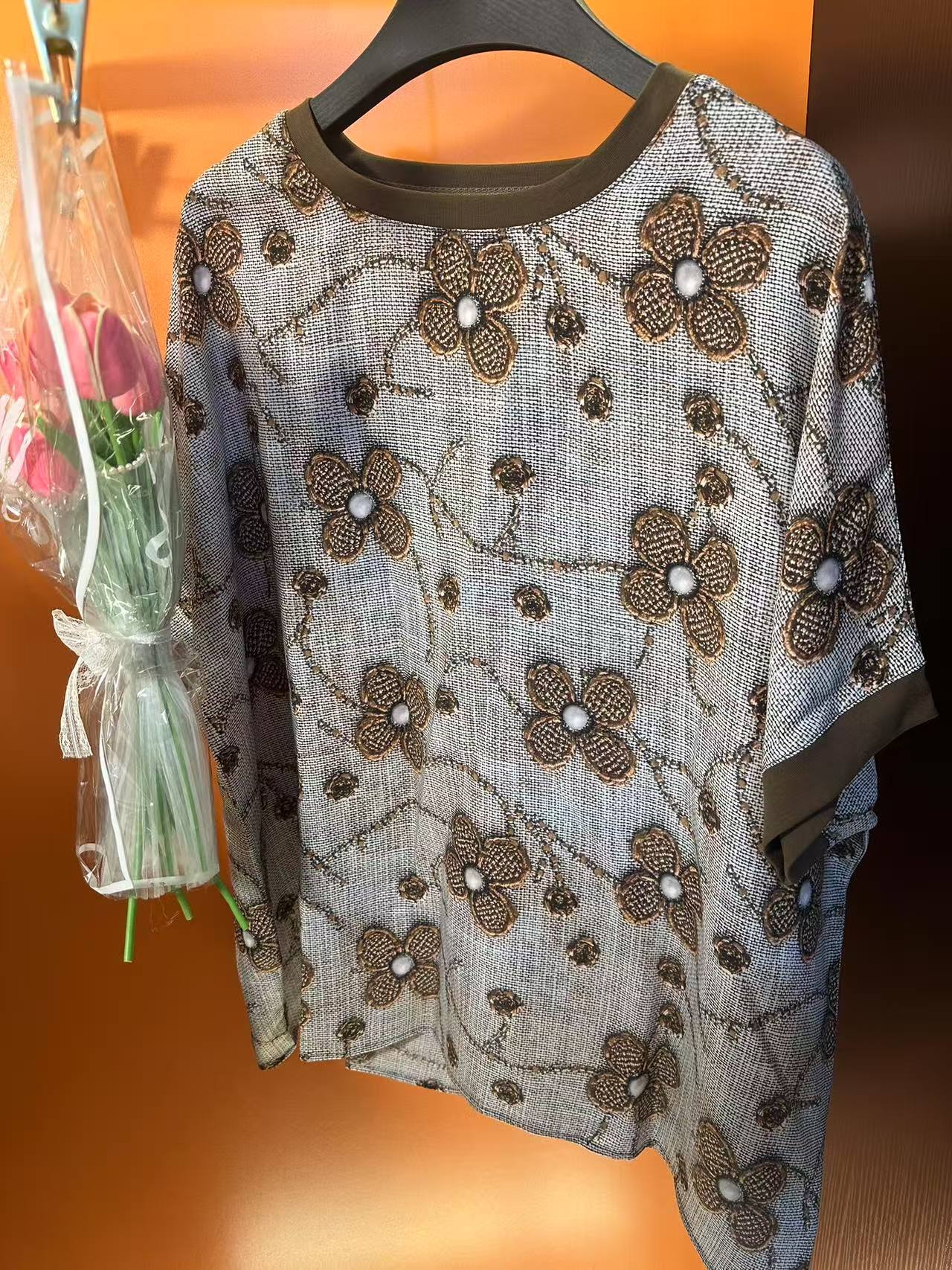 2025新款舒适透气上衣（咖色印花）