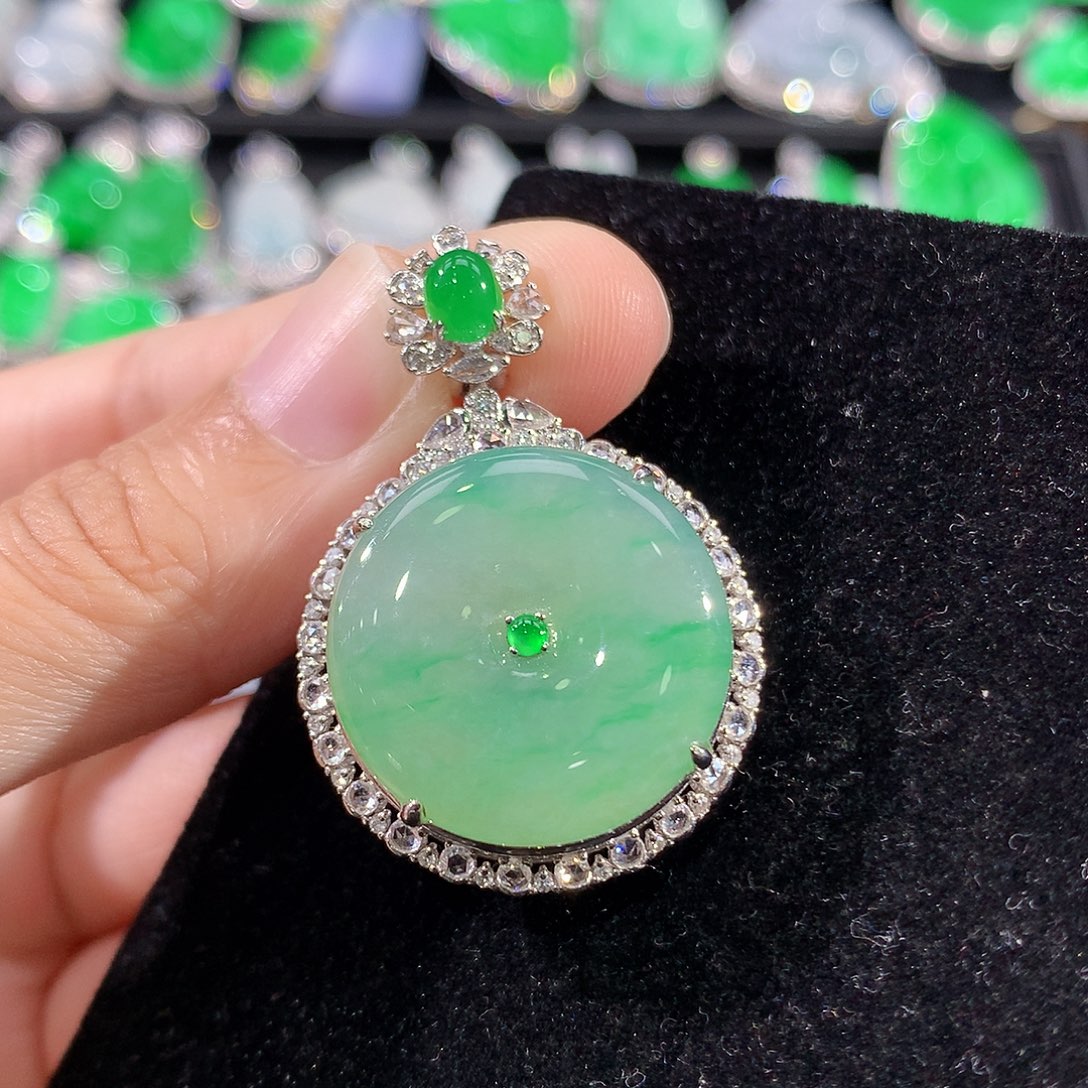 翡翠18K金镶嵌颈饰