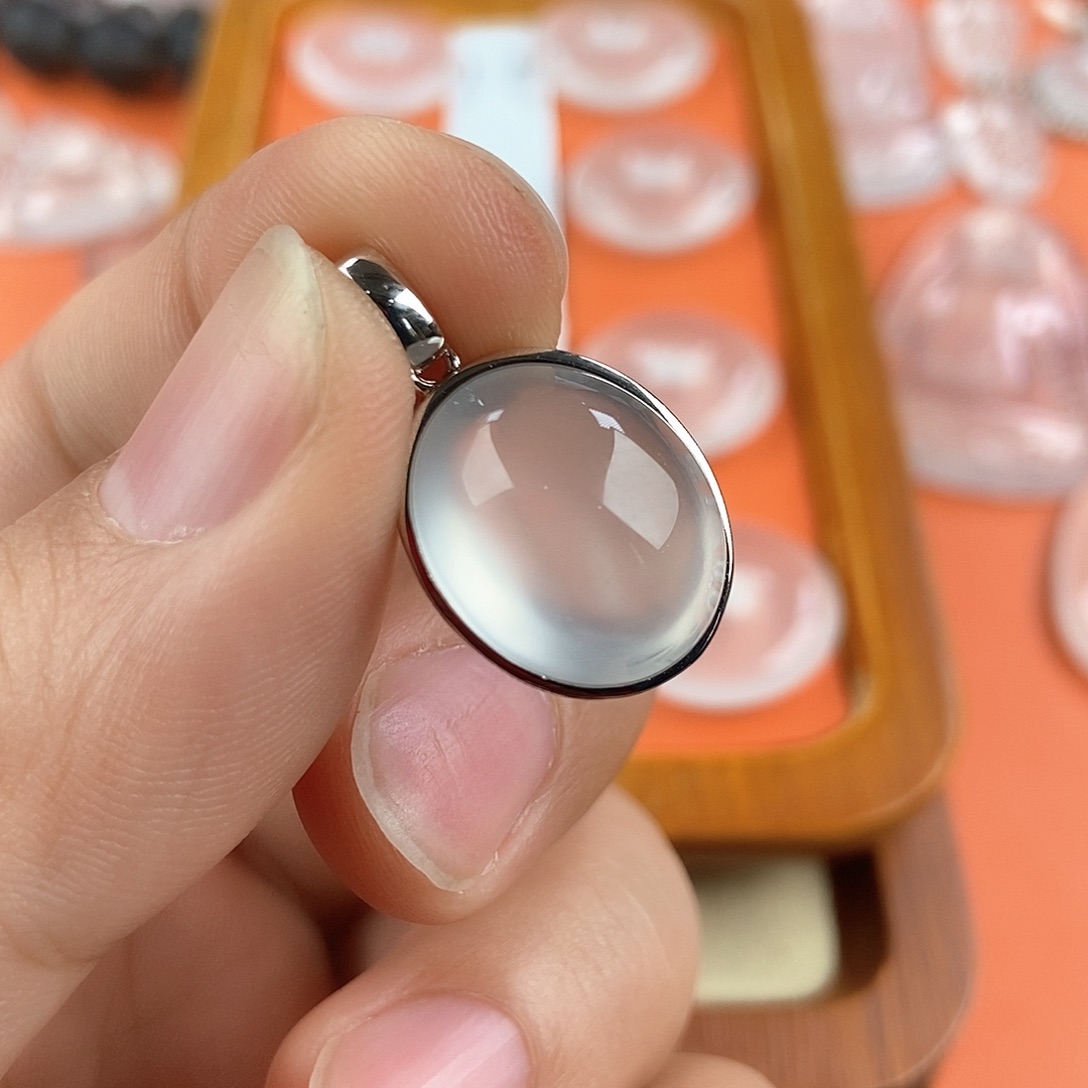 石英质玉颈饰合金