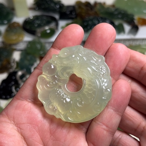 蛇纹石玉颈饰未镶嵌
