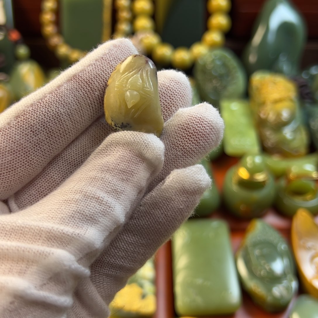 岫岩河磨玉（透闪石质玉）颈饰未镶嵌