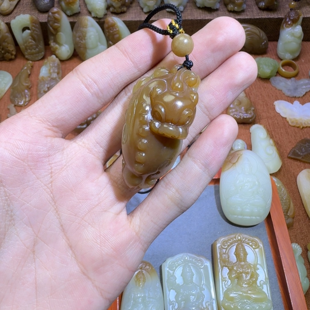 酸***条和田玉未镶嵌颈饰