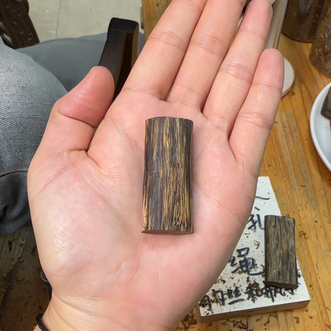 沉香吊坠素牌绿奇5.6克