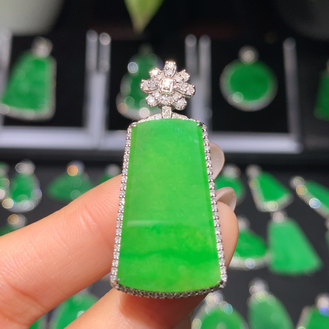 翡翠18K金镶嵌颈饰翡翠