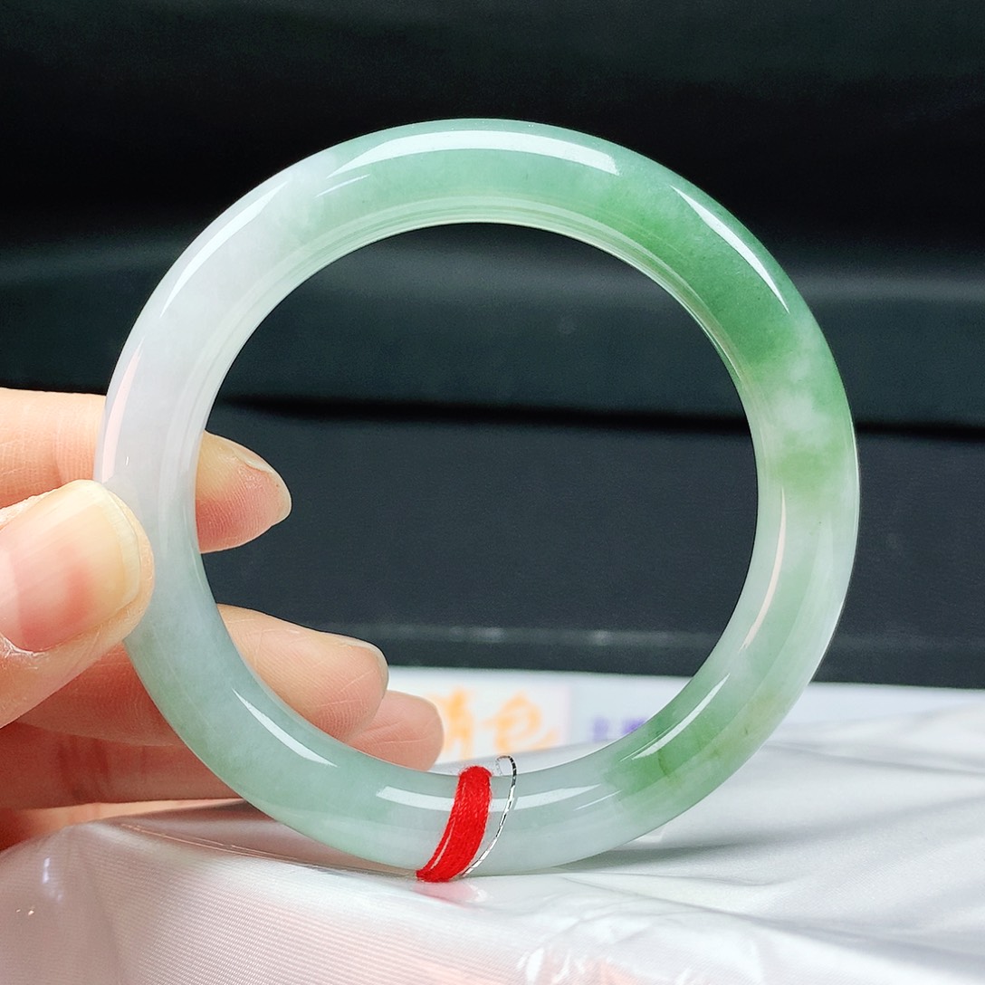 翡翠手镯未镶嵌54圈