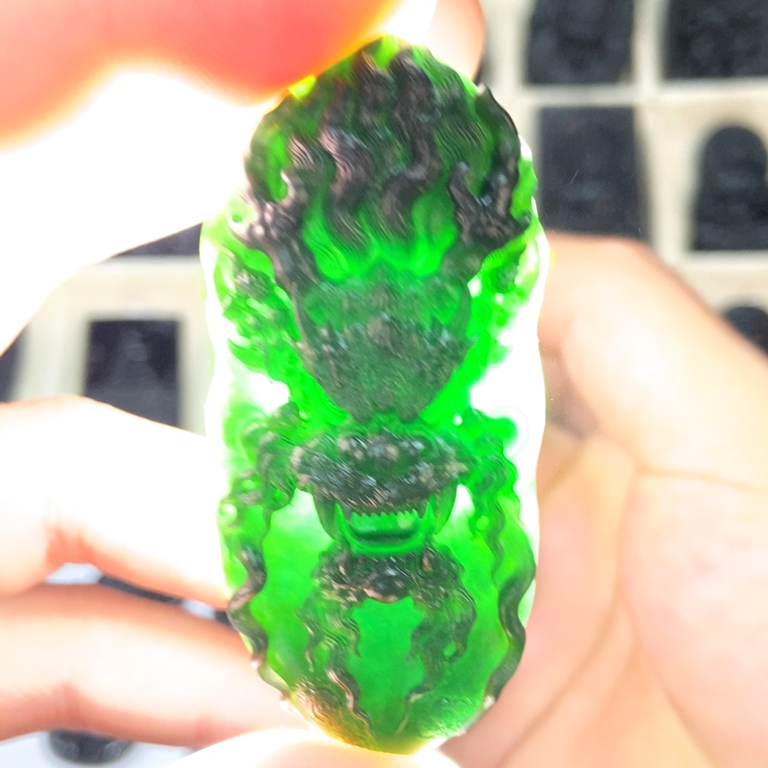 翡翠未镶嵌颈饰龙牌