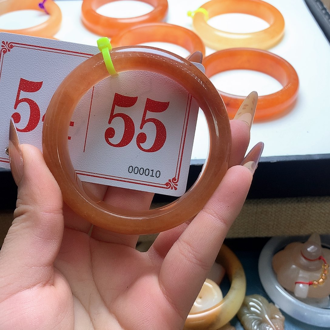 未镶嵌石英质玉（黄龙玉）手镯