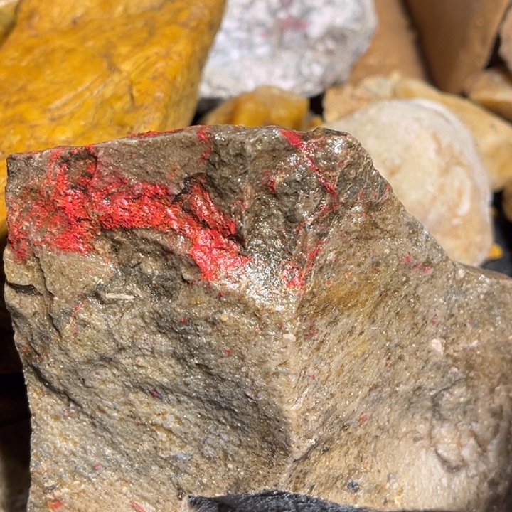 田黄石705克昌化鸡血石