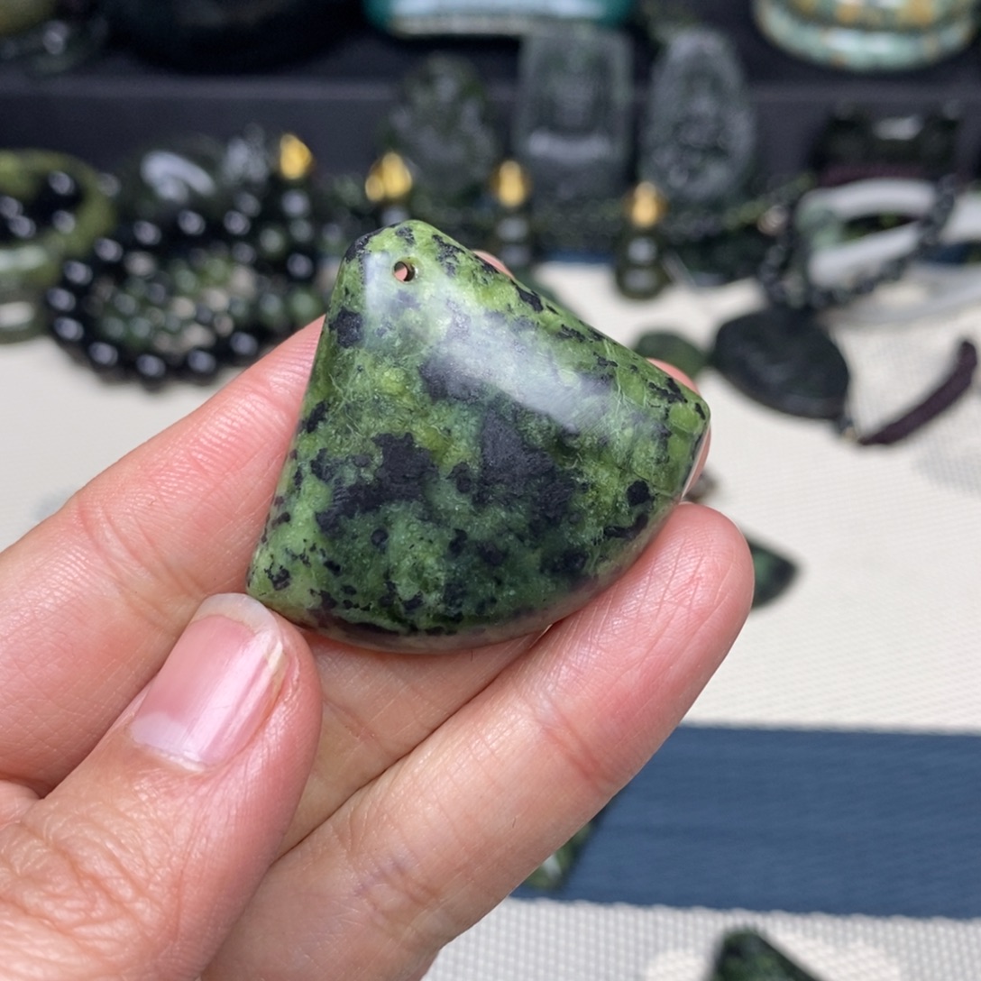 蛇纹石玉未镶嵌颈饰