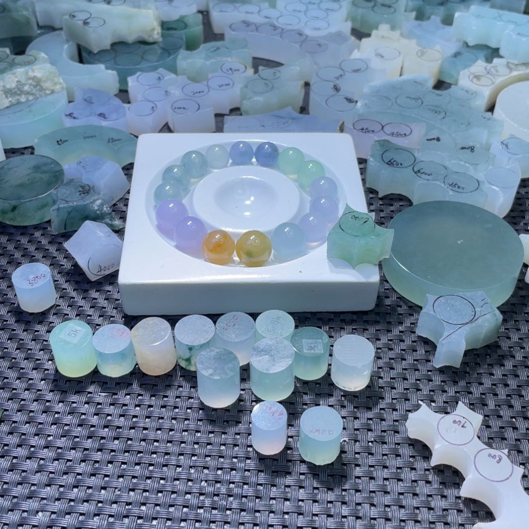 定制翡翠未镶嵌风**了翡翠