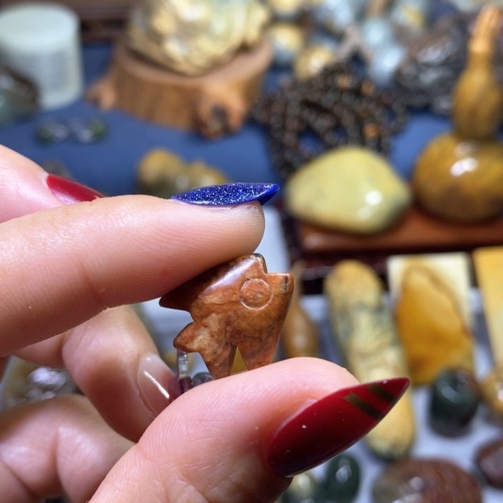 岫岩河磨玉（透闪石质玉）通孔小鱼未镶嵌