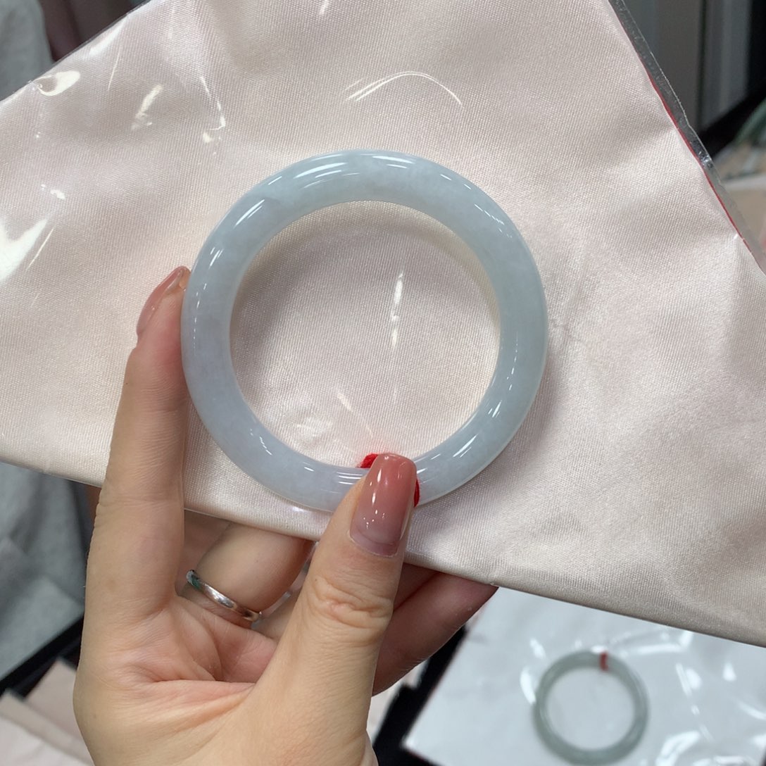 翡翠手镯未镶嵌八*?买断