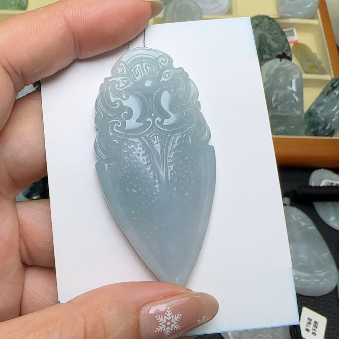 翡翠未镶嵌颈饰  