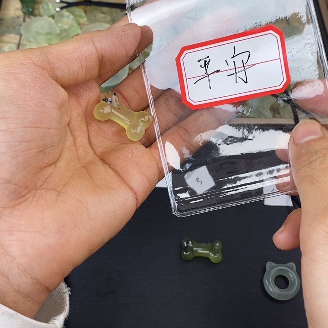 蛇纹石玉颈饰未镶嵌