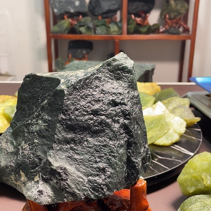 孤***人蛇纹石玉未镶嵌珠宝奇石