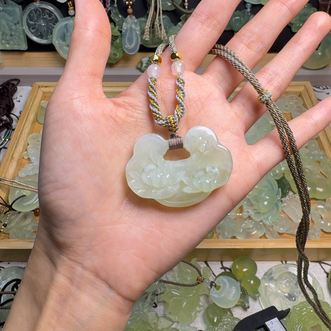 蛇纹石玉颈饰未镶嵌